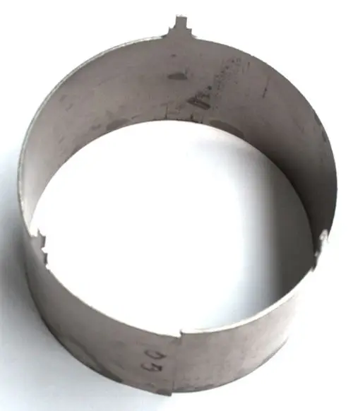 Rohr aus Metall mit runder Form und Schlitz, geeignet für den Einsatz in Heizsystemen, möglicherweise von Daikin, für spezifische Installation.